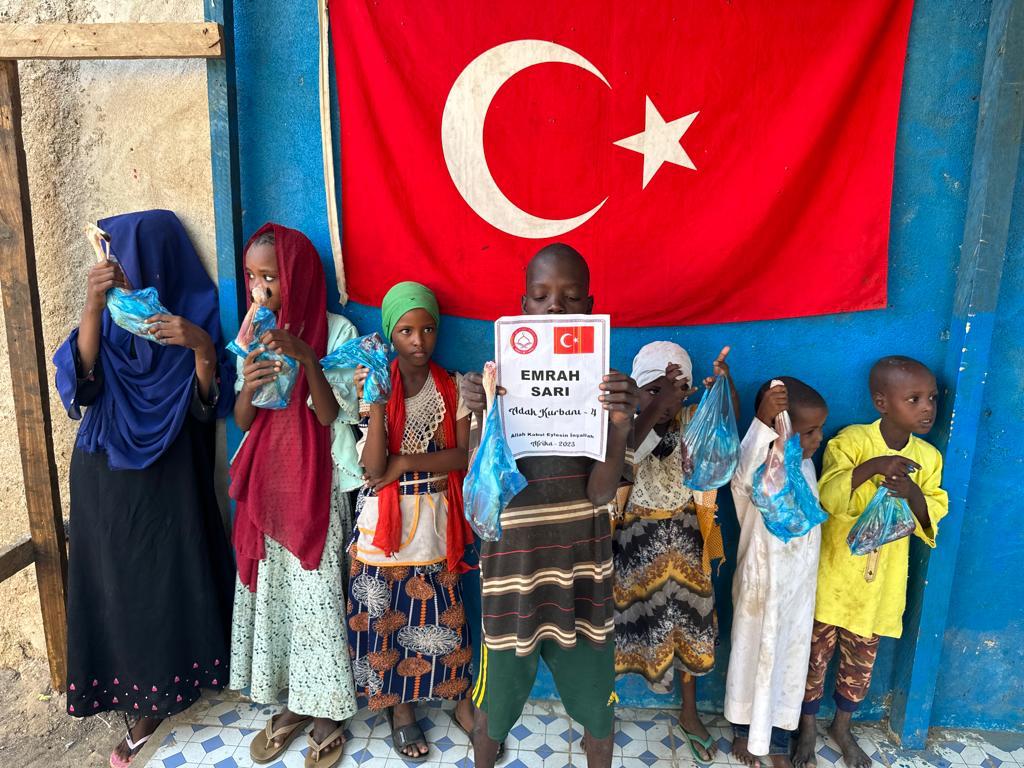 Afrika'da kurban etlerinin ihtiyaç sahibi ailelere dağıtımı