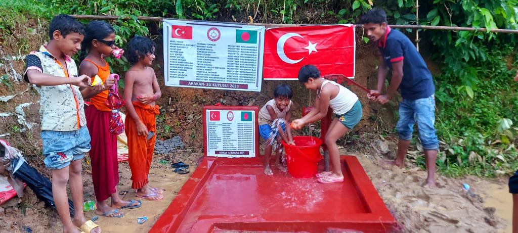 Arakanlı mülteciler için açılan hisseli su kuyusu